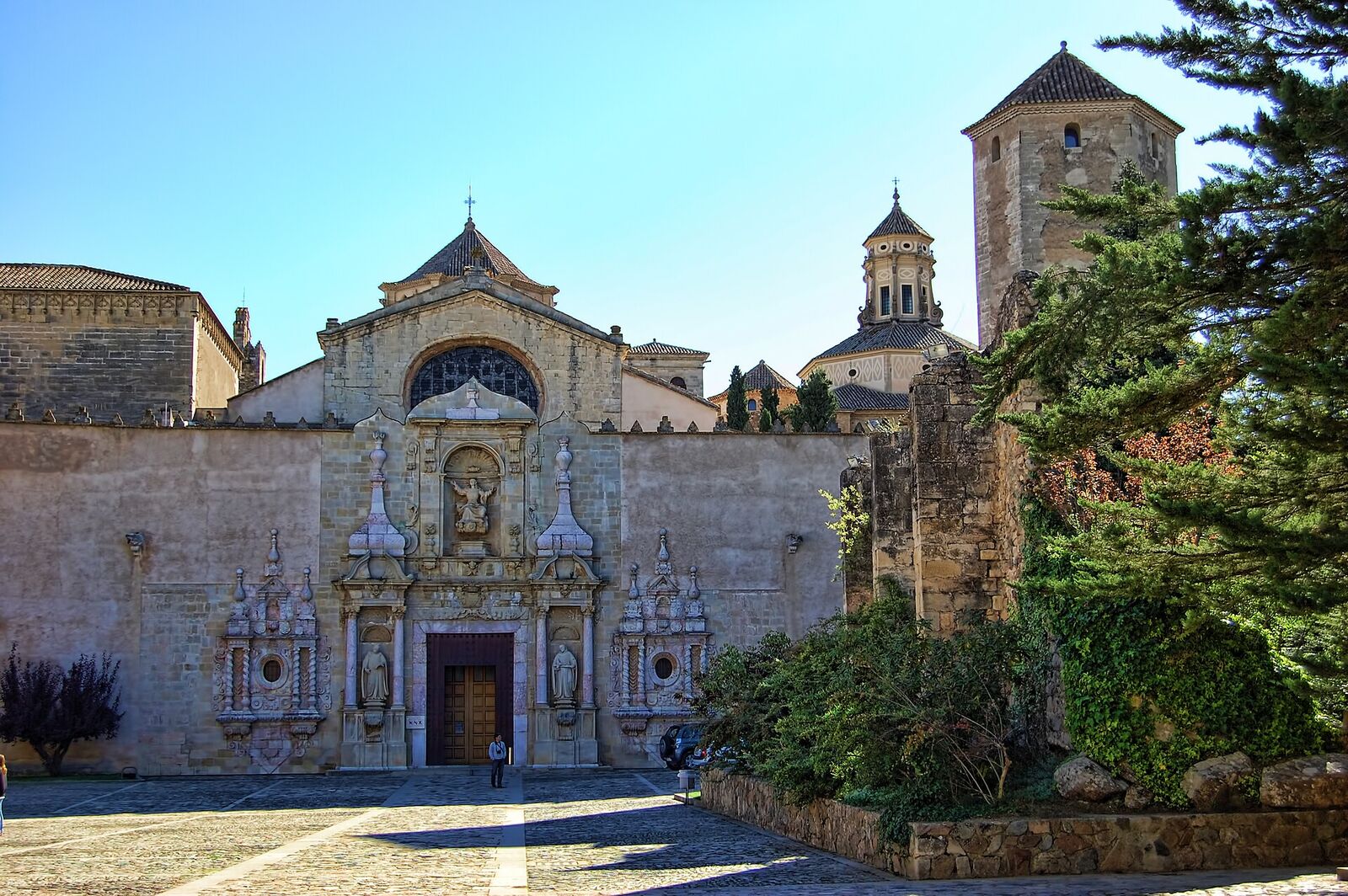 Puerta Real y fachada del monasterio de Poblet