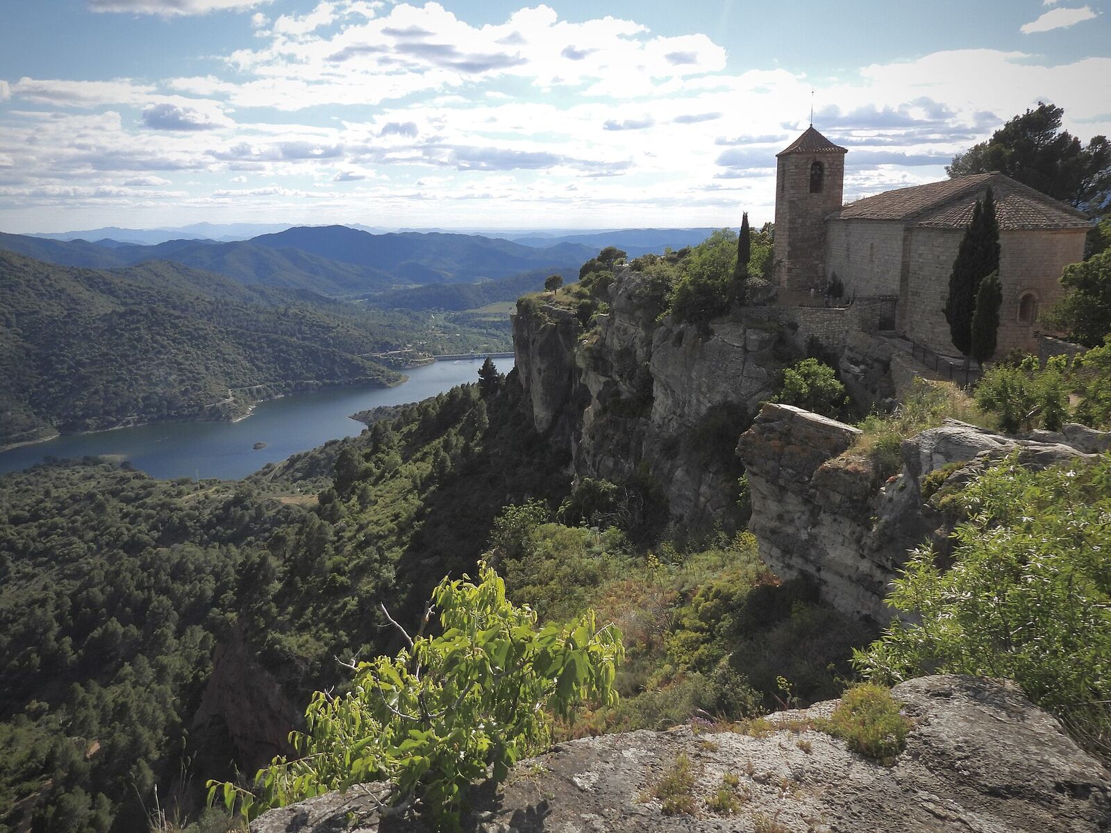 Iglesia de Siurana sobre el embalse